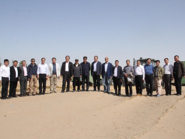 中國林學(xué)會“多功能固沙集成技術(shù)裝備創(chuàng)制與應(yīng)用”項(xiàng)目科技成果評價(jià)會在全國荒漠化防治（機(jī)械治沙工程）試驗(yàn)示范基地 成功舉辦