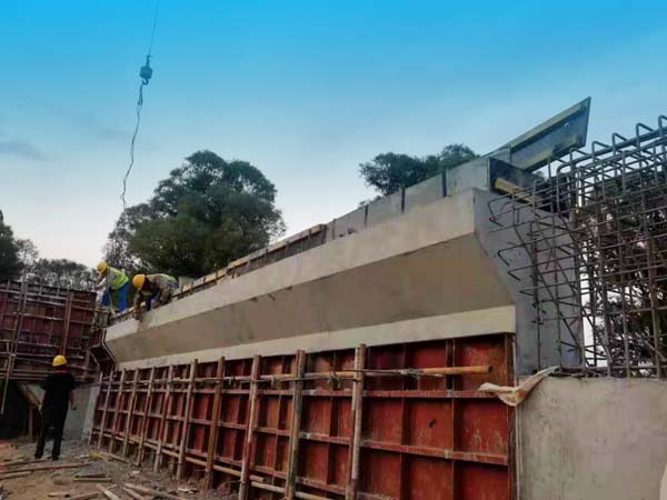 定西至臨洮高速公路工程橋梁下部構(gòu)造施工大干熱潮 定西至臨洮高速公路工程橋梁下部構(gòu)造施工大干熱潮