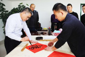 妙筆丹青描萬(wàn)福，墨香四溢喜萬(wàn)家             ——新能源公司開(kāi)展“送萬(wàn)福進(jìn)萬(wàn)家”活動(dòng)