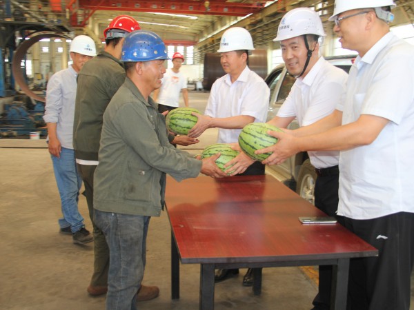 甘肅建投新能源公司 開(kāi)展“關(guān)愛(ài)職工 夏送清涼”慰問(wèn)活動(dòng) ——炎炎夏日戰(zhàn)酷暑  慰問(wèn)一線潤(rùn)心田