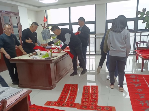 墨香迎新春 萬(wàn)福送進(jìn)門(mén)——新能源公司開(kāi)展“送萬(wàn)福 進(jìn)萬(wàn)家”書(shū)法公益活動(dòng)