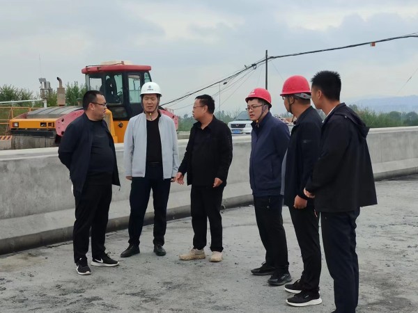 甘肅建投新能源科技股份有限公司總經(jīng)理趙琰森深入臨夏市項目調(diào)研并慰問路橋公司臨夏市全體一線員工