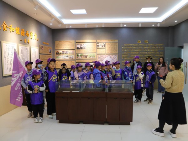 甘肅建投新能源公司沙漠研學(xué)旅行基地舉辦“沙漠尋綠，奪寶之旅”主題研學(xué)活動