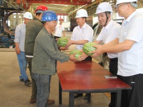 甘肅建投新能源公司開展“關(guān)愛職工 夏送清涼”慰問活動 ——炎炎夏日戰(zhàn)酷暑 慰問一線潤心田